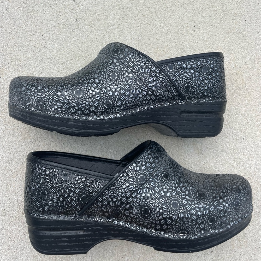 Dansko XP fancy leather clogs - Picture 2 of 9